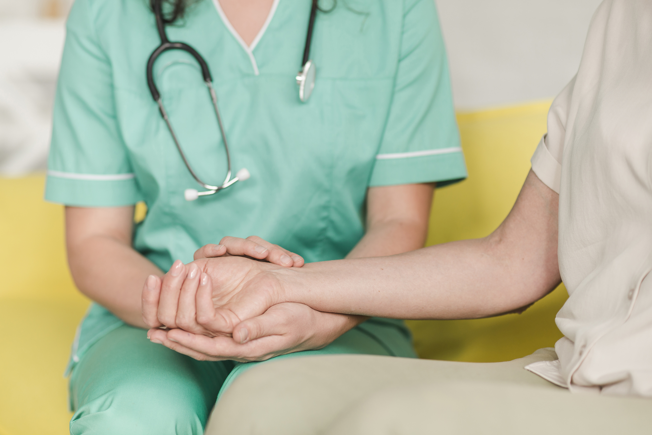 Enfermera tomando de la mano a un paciente